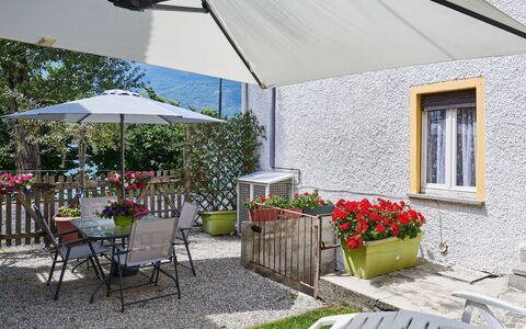 Casa del Pergulin (Lmz325): Plante, Møbel, Ejendom, Blomst, Vindue, Stol, Blomsterkrukke, Bord, Skygge, Udendørs Møbler
