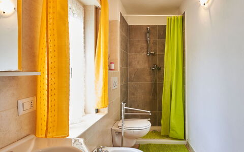 Casa del Pergulin (Lmz325): Tap, Håndvask, Sanitærarmatur, Ejendom, Badeværelsesvask, Badeværelse, Træ, Indretning, Bygning, Purple