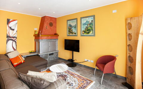 Bellavista: Møbel, Ejendom, Television, Komfort, Billedramme, Orange, Indretning, Husholdningsapparat, Gulvbelægning, Etage