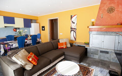 Bellavista: Couch, Bord, Ejendom, Møbel, Billedramme, Stue, Studio Couch, Indretning, Orange, Komfort