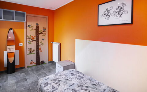 Bellavista: Ejendom, Møbel, Orange, Maling, Billedramme, Indretning, Textile, Træ, Belysning, Komfort