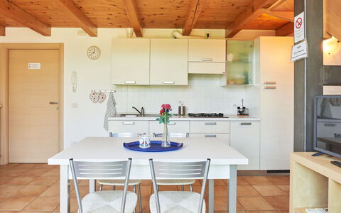 Dongo 662: Cabinetry, Bord, Countertop, Ejendom, Køkkenvask, Møbel, Træ, Håndvask, Køkken, Stol