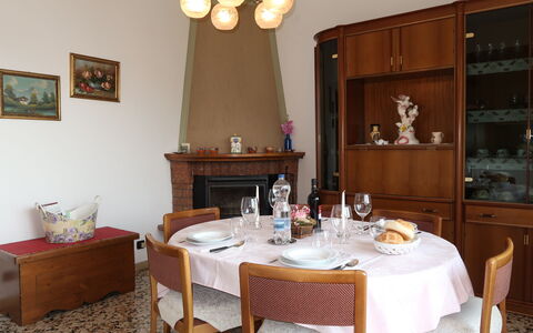 Gialla: Værelse, Spisestue, Møbel, Ejendom, Bord, Indretning, Køkken & Spisebord, Bygning, Ejendom, Restaurant