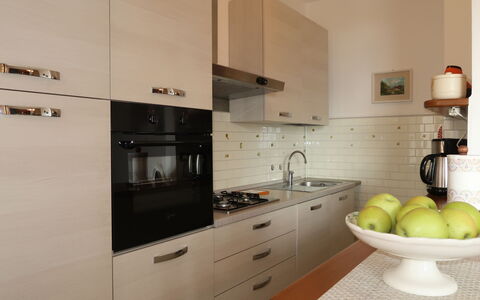 Gialla: Countertop, Værelse, Køkken, Ejendom, Cabinetry, Møbel, Indretning, Hus, Gul, Komfur