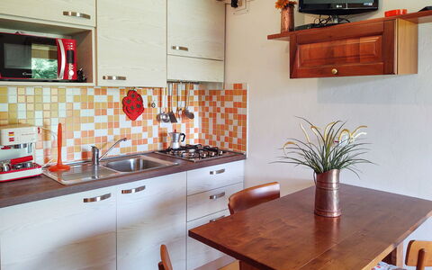 Gravedona 743: Cabinetry, Møbel, Ejendom, Bord, Countertop, Træ, Indretning, Køkken, Belysning, Tap