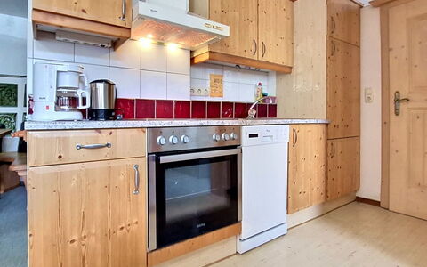 Eusch: Køkken, Køkken Apparat, Countertop, Større Bandage, Gulvbelægning, Træ, Cabinetry, Indretning, Møbel, Etage