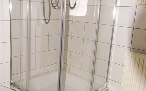 Eusch: Bruser, Bruser Dør, Vindue, Rektangel, Bygning, Gulvbelægning, Etage, Sanitærarmatur