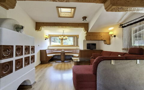 Saalfelden am Steinernen Meer 613: Indretning, Møbel, Træ, Loft, Gulvbelægning, Couch, Værelse, Stue, Belysning, Hjem