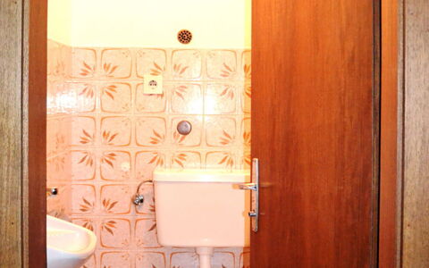 Saalfelden am Steinernen Meer 613: Badeværelse, Ejendom, Værelse, Toilet, Sanitærarmatur, Arkitektur, Dør, Toiletbræt, Indretning, Flise