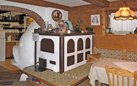 Saalfelden am Steinernen Meer 613: Værelse, Møbel, Ejendom, Hearth, Indretning, Murværk Oven, Ildsted, Bord, Bygning, Hus