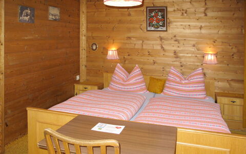 Saalfelden am Steinernen Meer 613: Værelse, Møbel, Soveværelse, Ejendom, Seng, Bygning, Etage, Væg, Bed Frame, Indretning