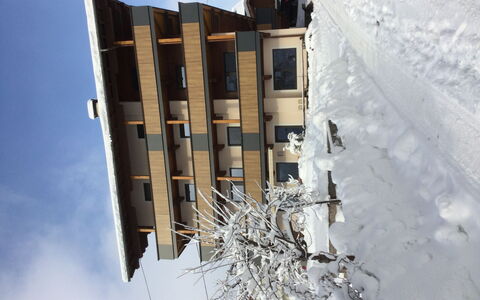 Eberharter: Bygning, Vindue, Himmel, Hus, Sne, Verden, Plante, Urban Design, Sky, Facade