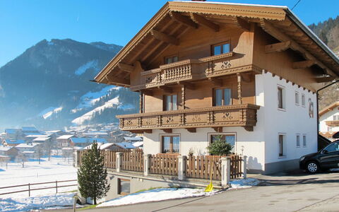 Mayrhofen 832: Himmel, Bygning, Plante, Bjerg, Vindue, Sne, Hjul, Træ, Hus