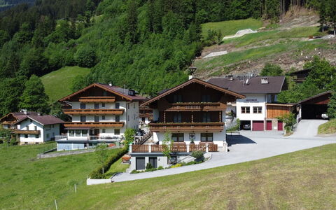 Mayrhofen 832: Møbel, Bord, Vindue, Ejendom, Stol, Bygning, Udendørs Bord, Udendørs Møbler, Græs, Plante