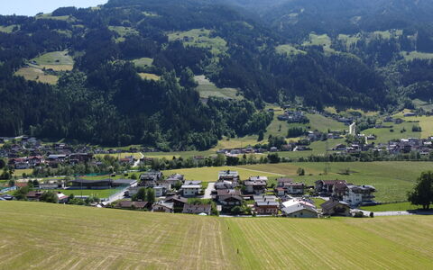 Mayrhofen 832: Møbel, Bord, Vindue, Ejendom, Stol, Bygning, Udendørs Bord, Udendørs Møbler, Græs, Plante