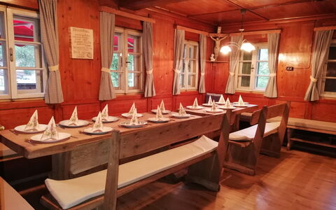 Geislerhütte: Bord, Vindue, Træ, Hårdttræ, Billedramme, Loft, Klarlak, Gulvbelægning, Begivenhed, Spisestue