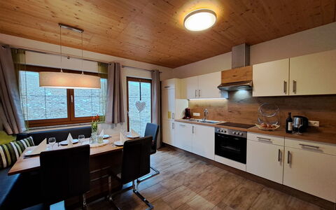 Lehen: Cabinetry, Countertop, Møbel, Vindue, Køkken Apparat, Køkken, Træ, Komfur, Indretning, Gulvbelægning