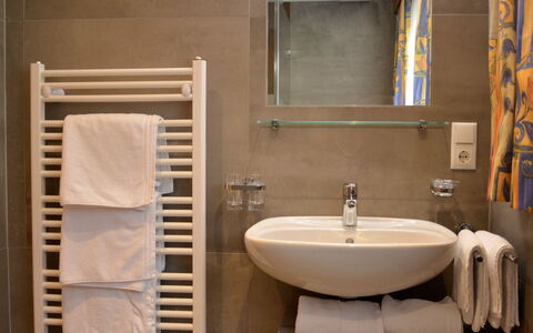 Niederhof: Brun, Spejl, Tap, Sanitærarmatur, Ejendom, Håndvask, Badeværelsesvask, Badeværelse, Purple, Træ