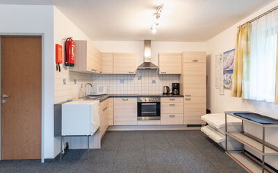Al Vietta 822.3: Cabinetry, Møbel, Countertop, Belysning, Vindue, Indretning, Køkken, Træ, Håndvask, Gulvbelægning