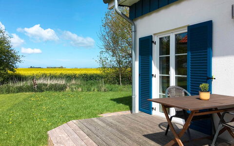 Strelasund: Himmel, Sky, Plante, Bygning, Bord, Møbel, Vindue, Skygge, Arkitektur, Træ