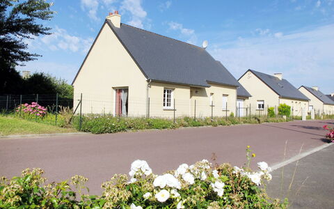 Clos D'Amont: Sky, Plante, Blomst, Himmel, Bygning, Vindue, Hus, Træ, Land Lot, Sommerhus