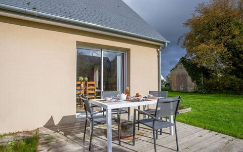 Clos D'Amont: Bord, Ejendom, Cabinetry, Bygning, Tallerkner, Træ, Countertop, Indretning, Bordservice, Køkken Apparat