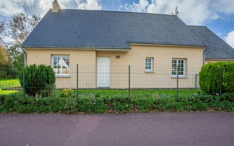 Clos D'Amont: Bord, Ejendom, Cabinetry, Bygning, Tallerkner, Træ, Countertop, Indretning, Bordservice, Køkken Apparat