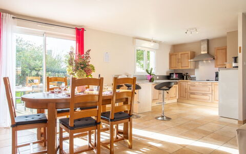 Clos D'Amont: Bord, Ejendom, Cabinetry, Bygning, Tallerkner, Træ, Countertop, Indretning, Bordservice, Køkken Apparat