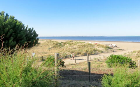 Indigo-Vue Mer et Piscine Chauffée: Vegetationen, Naturlige Landskab, Himmel, Land Lot, Naturligt Miljø, Græs, Ejendom, Kyst, Hav, Strand