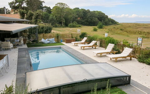 Indigo-Vue Mer et Piscine Chauffée: Vand, Plante, Sky, Ejendom, Himmel, Svømmepøl, Udendørs Møbler, Skygge, Liggestol, Træ