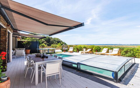 Indigo-Vue Mer et Piscine Chauffée: Plante, Plantesamfund, Køretøj, Himmel, Bil, Træ, Græs, Vegetationen, Land Lot