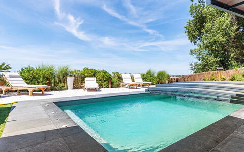 Indigo-Vue Mer et Piscine Chauffée: Plante, Plantesamfund, Køretøj, Himmel, Bil, Træ, Græs, Vegetationen, Land Lot