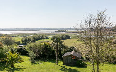 Villa Panorama Mer: Bord, Møbel, Stol, Skygge, Dug, Ejendom, Træ, Træ, Udendørs Møbler, Fritid