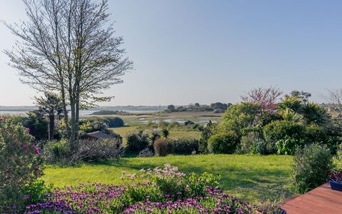 Villa Panorama Mer: Bord, Møbel, Stol, Skygge, Dug, Ejendom, Træ, Træ, Udendørs Møbler, Fritid