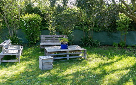 Villa Panorama Mer: Bord, Møbel, Stol, Skygge, Dug, Ejendom, Træ, Træ, Udendørs Møbler, Fritid