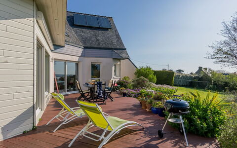 Villa Panorama Mer: Bord, Møbel, Stol, Skygge, Dug, Ejendom, Træ, Træ, Udendørs Møbler, Fritid