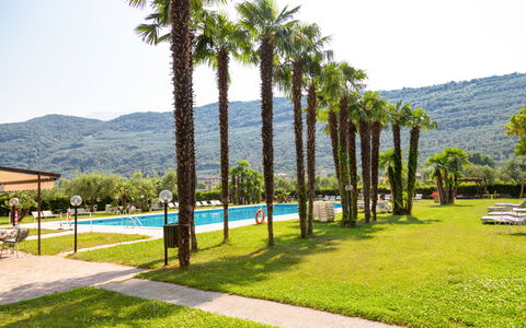 Riva del Garda 651: Plante, Himmel, Bjerg, Skygge, Træ, Land Lot, Vegetationen, Naturlige Landskab, Arecales, Græs