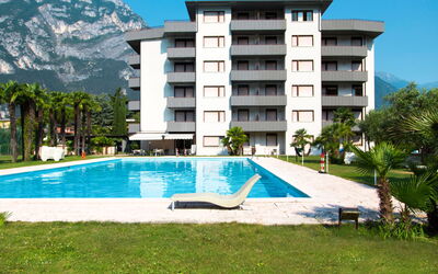 Riva del Garda 651: Ejendom, Bygning, Svømmepøl, Hus, Ejendom, Boligområde, Lejlighed, Ejerlejlighed, Arkitektur, Udvej