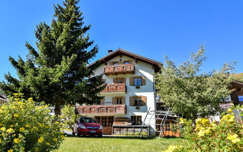 Livigno 695: Plante, Himmel, Bygning, Blomst, Vindue, Træ, Naturlige Landskab, Lærk, Hus, Land Lot