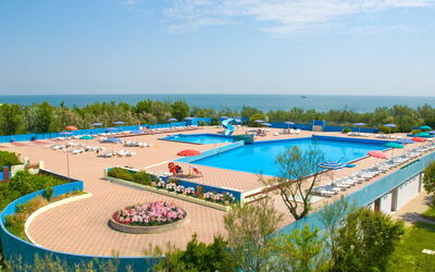 Rosolina Mare 620: Himmel, Vand, Plante, Sky, Azure, Svømmepøl, Træ, Fritid, Fritid, Urban Design