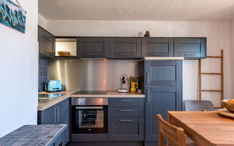 Lacanau 280: Cabinetry, Countertop, Møbel, Bygning, Ejendom, Komfur, Køkken Apparat, Køkken, Skuffe, Husholdningsapparat