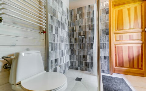 Zatylówka Dom Na Wyspie: Toiletbræt, Gulvbelægning, Badeværelse, Etage, Væg, Toilet, Sanitærarmatur, Indretning, Flise, Vvs