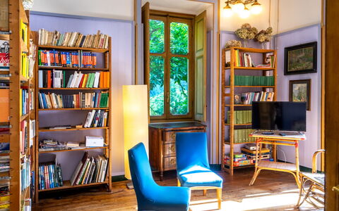 Villa Biino: Reol, Ejendom, Møbel, Hylde, Billedramme, Bord, Bestil, Træ, Reoler, Belysning