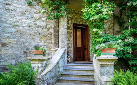 Villa Biino: Plante, Bygning, Trappe, Azure, Dør, Træ, Hus, Stenmur, Sommerhus, Mursten