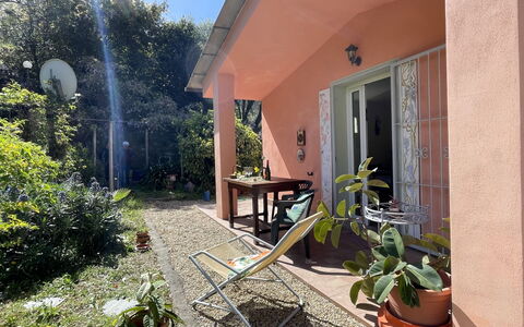 Casa dei Nonni (Imp425): Plante, Ejendom, Blomsterkrukke, Bygning, Stueplante, Vindue, Skygge, Himmel, Træ, Boligområde