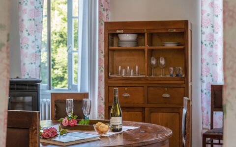 Molini di Prelà 627: Brun, Cabinetry, Møbel, Ejendom, Flaske, Træ, Skuffe, Indretning, Vindue, Etage