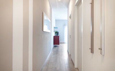 La Maison Blanche 699.1: Hvid, Ejendom, Loft, Værelse, Etage, Indretning, Bygning, Arkitektur, Væg, Hus