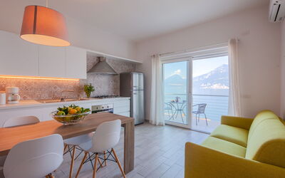 La Maison Blanche 699.2: Værelse, Indretning, Ejendom, Møbel, Stue, Bygning, Gul, Hus, Bord, Etage