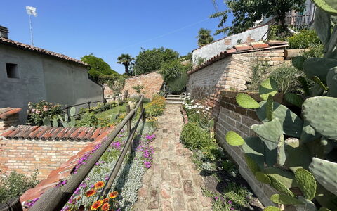 Il Ghiro: Plante, Blomst, Himmel, Træ, Bygning, Bunddække, Landskab, Busk, Græs, Walkway