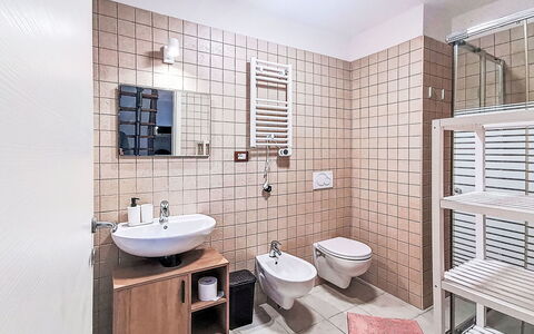 Rêve D'Or: Sanitærarmatur, Badeværelse, Gulvbelægning, Indretning, Toiletbræt, Toilet, Badeværelsesvask, Etage, Håndvask, Vvs